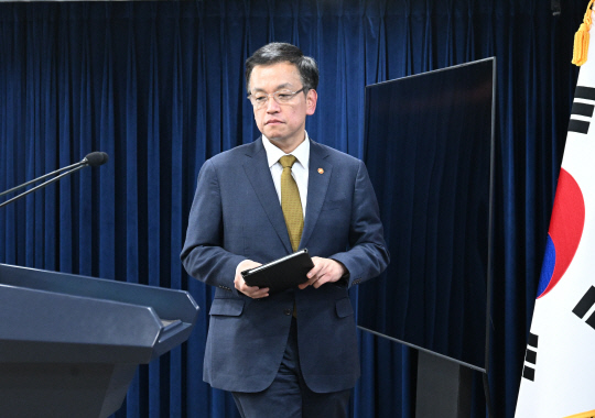 최상목 부총리 겸 기획재정부 장관이 28일 서울 종로구 정부서울청상에서 '국회법' 일부개정법률안(자동부의 제도 폐지) 관련 정부 입장을 발표하고 있다. [기획재정부]